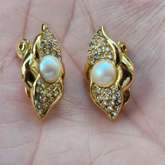 Monet Vintage Earrings Gold Tone Ear Jewelry Crystal Accent Stud Clip On Earring - Picture 1 of 11
